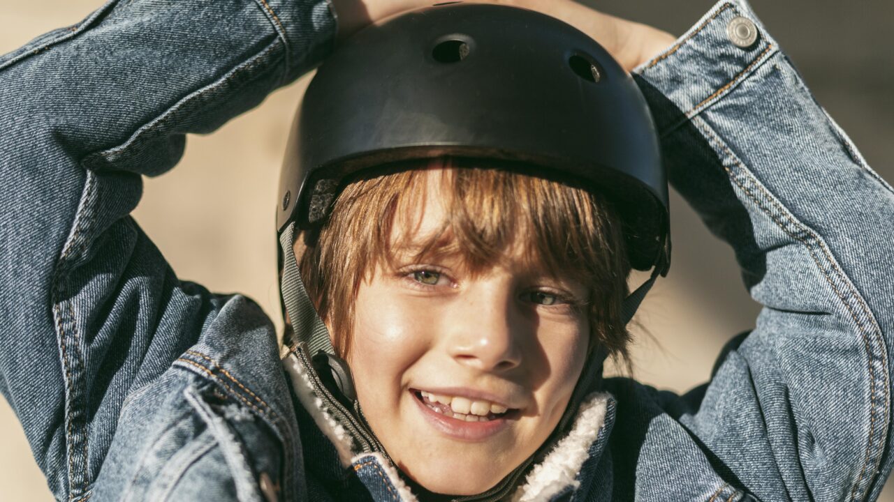 Enfant portant un casque de sécurité adapté à sa taille pour rouler