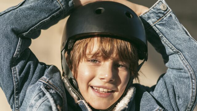 Enfant portant un casque de sécurité adapté à sa taille pour rouler