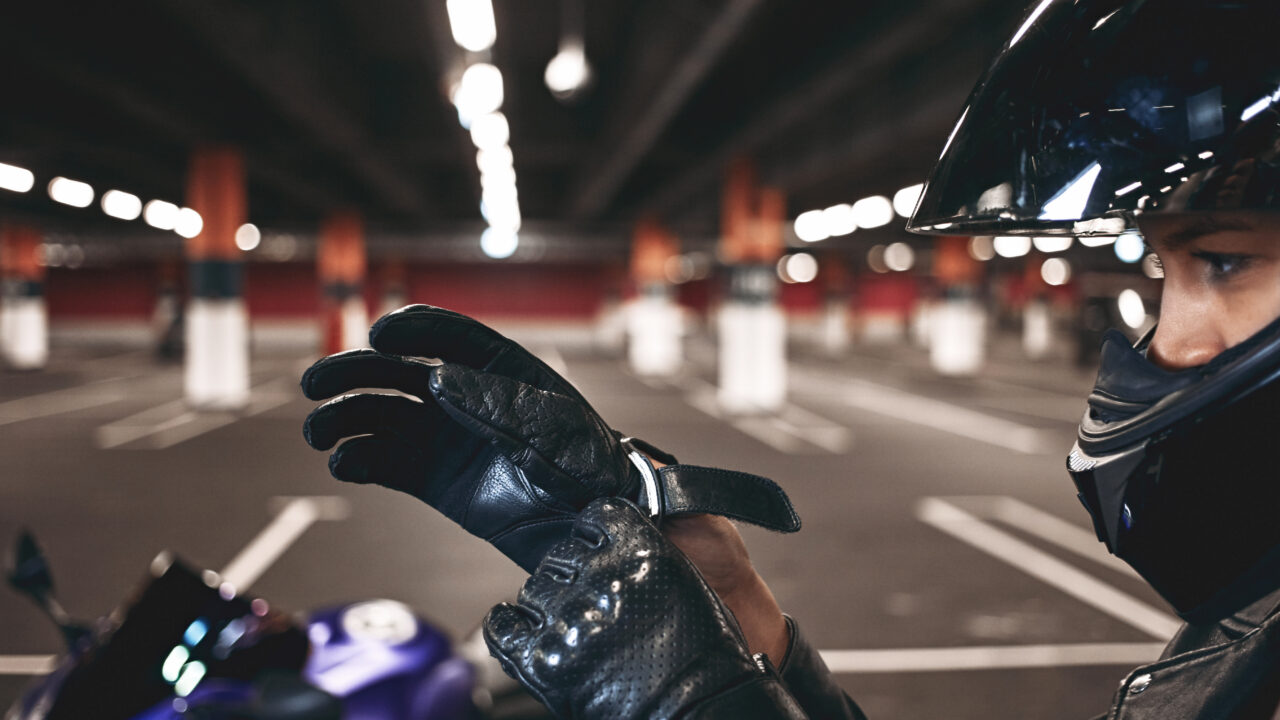 Pilote enfilant ses gants de motocross avant de rouler