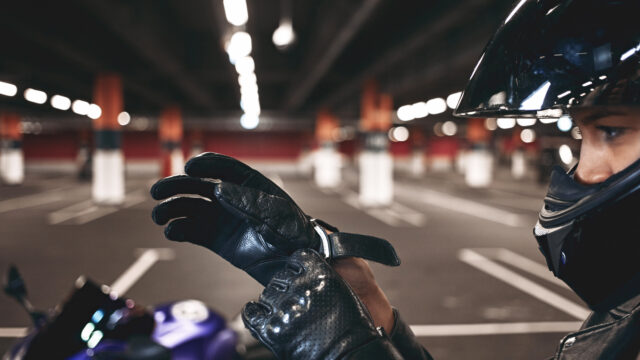 Pilote enfilant ses gants de motocross avant de rouler