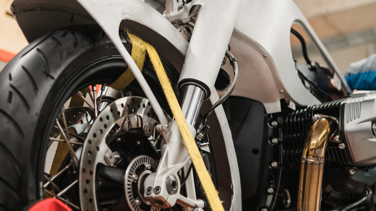 Réparation d'un silencieux d'échappement cabossé de moto de motocross