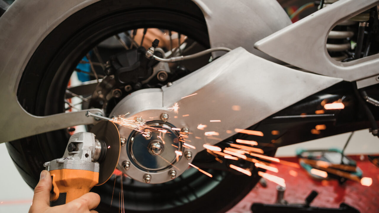 Remplacement des roulements de direction d'une moto de motocross