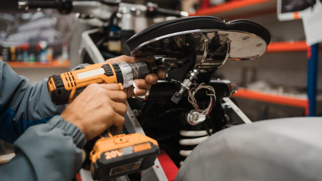 Remplacement des roulements du bras oscillant d'une moto de motocross