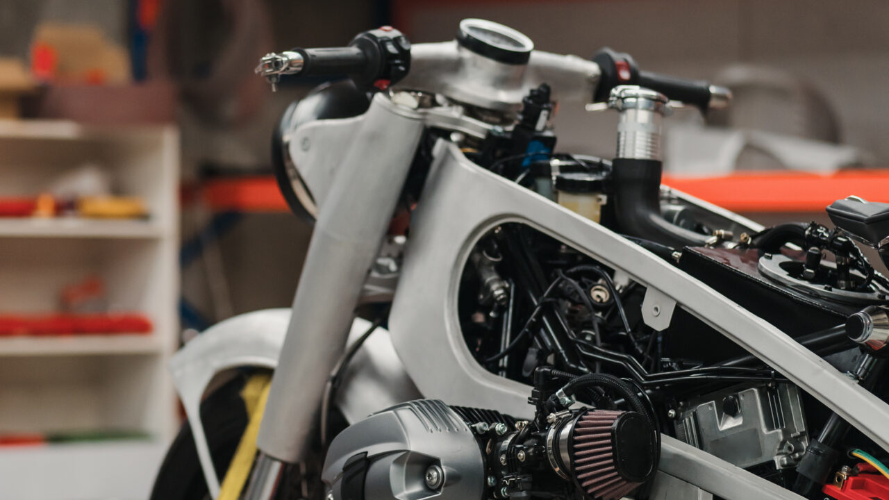 Réparation d'un carter moteur fissuré de moto de motocross
