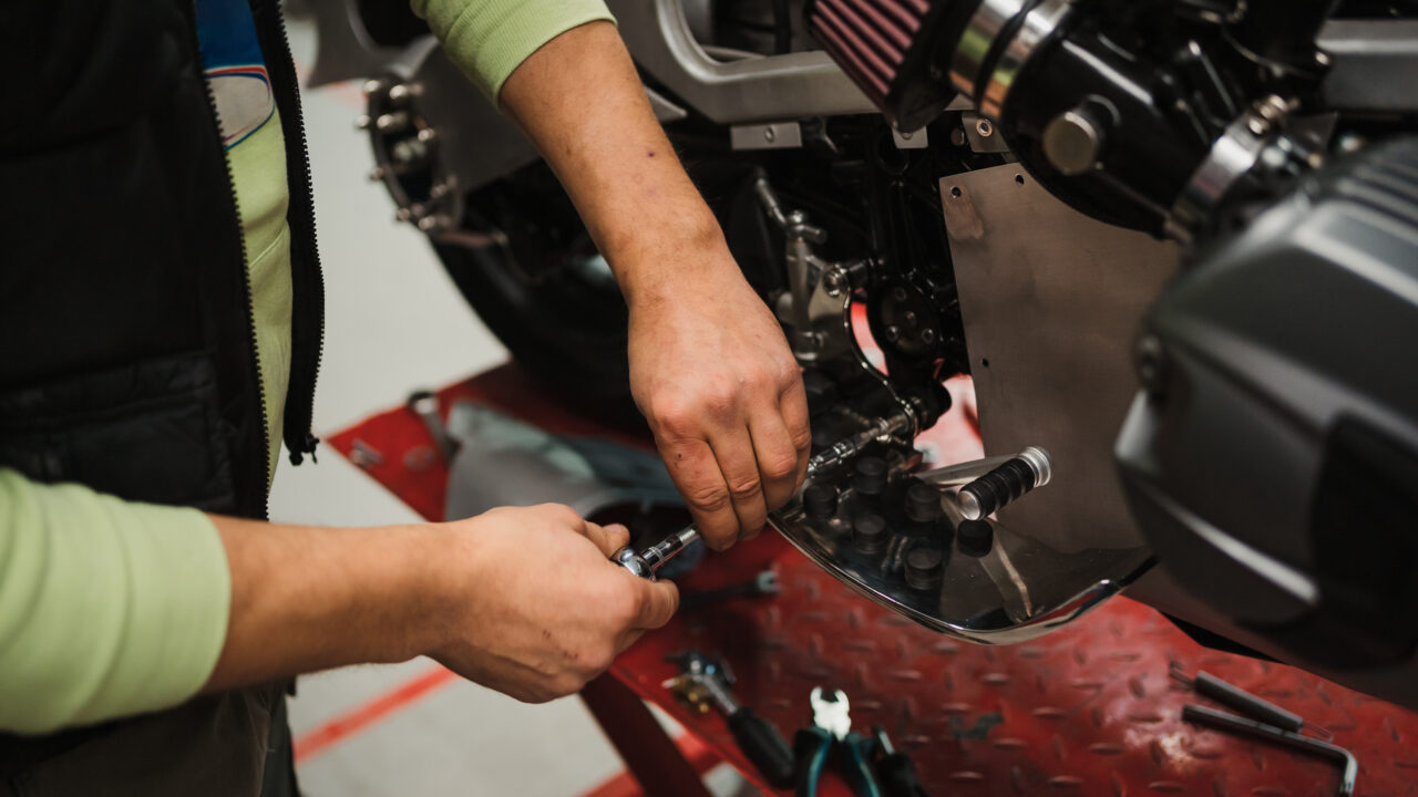 Reparation du ressort de kick d une moto de motocross