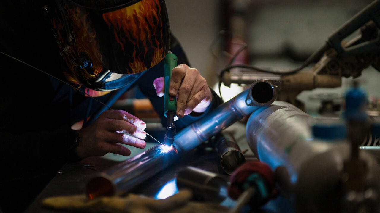 Soudure aluminium au poste TIG pour reparation de moto de motocross