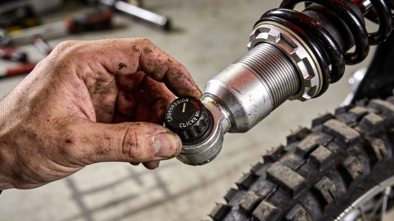 Réglage du clicker de compression sur l'amortisseur arrière d'une moto de motocross