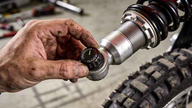 Réglage du clicker de compression sur l'amortisseur arrière d'une moto de motocross