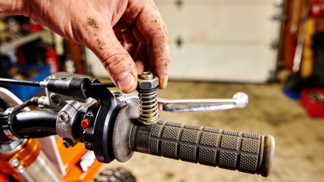 Réglage du jeu au levier d'embrayage d'une moto de motocross