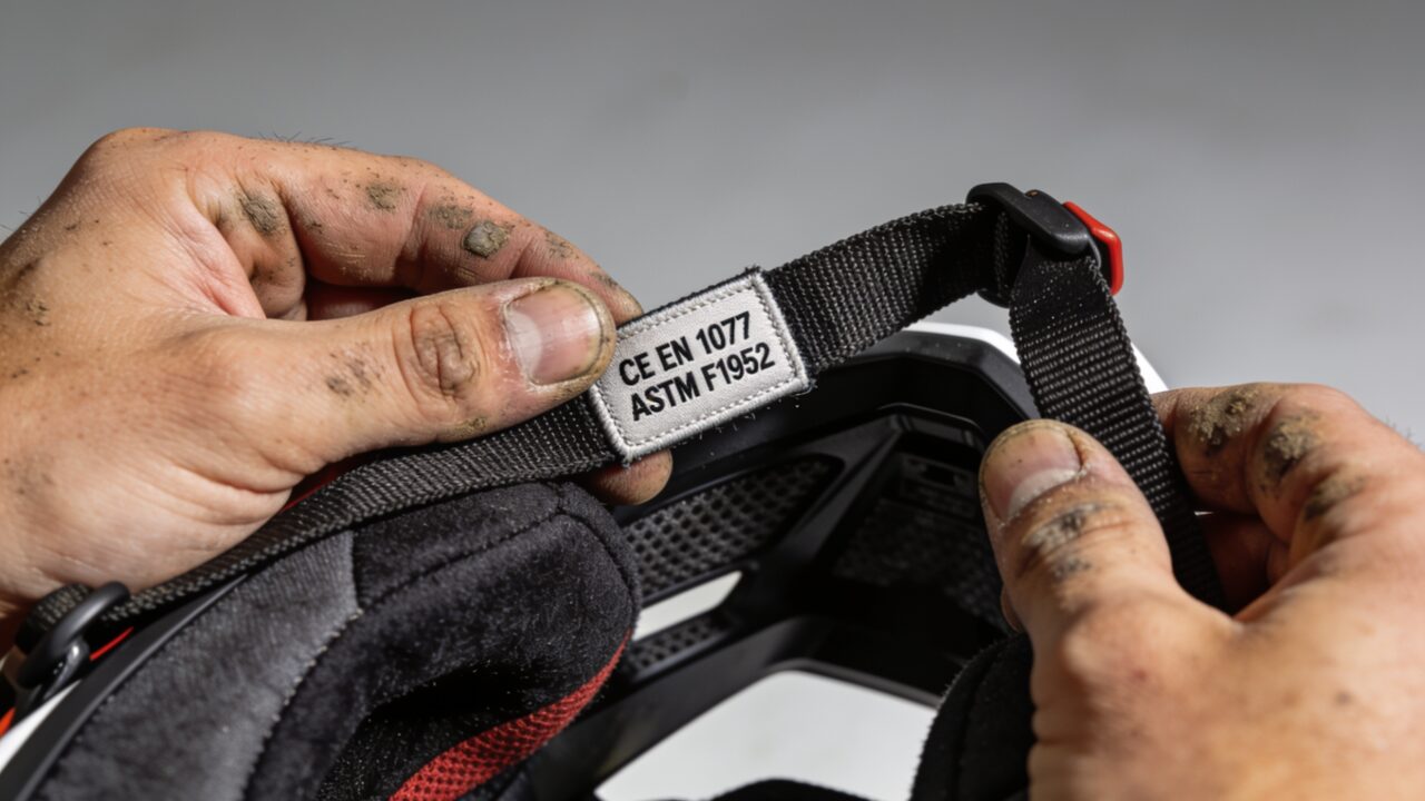 Étiquette d'homologation cousue à l'intérieur d'un casque de motocross