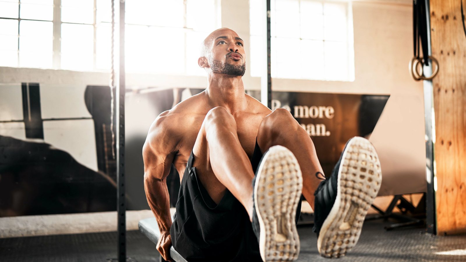 Athlète effectuant un exercice de gainage au sol en salle de sport, corps aligné