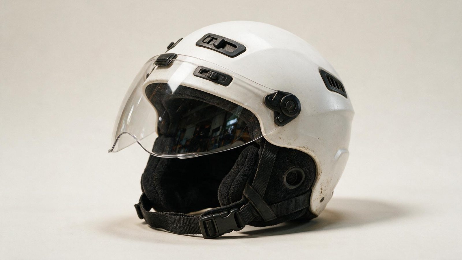Casque de moto neuf photographié sur fond neutre, coque et écran intacts