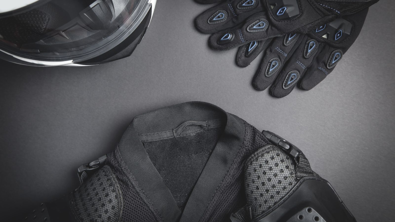 Casque, gants et veste de protection posés côte à côte avant une sortie