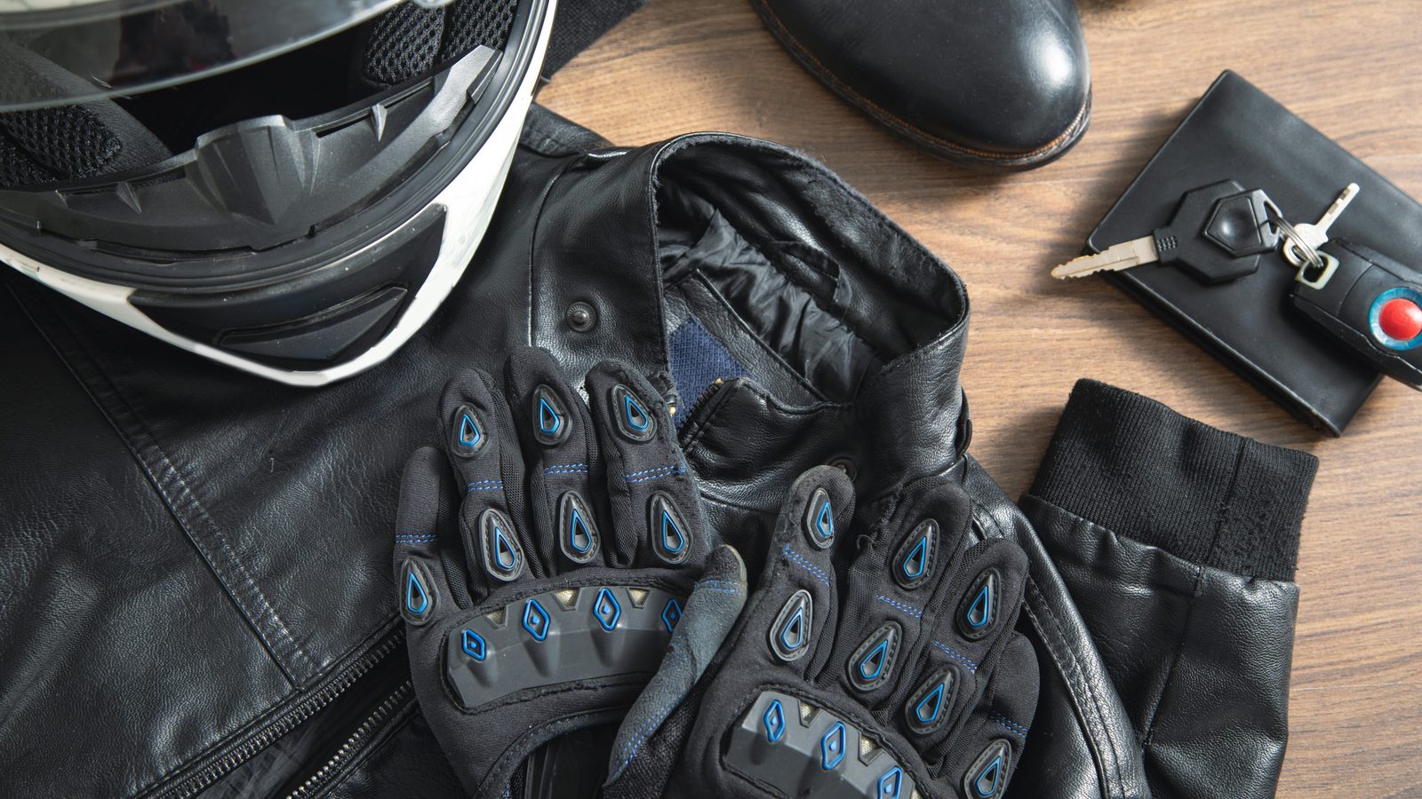 Équipement complet d'un pilote étalé pour inspection : casque, gants et protections