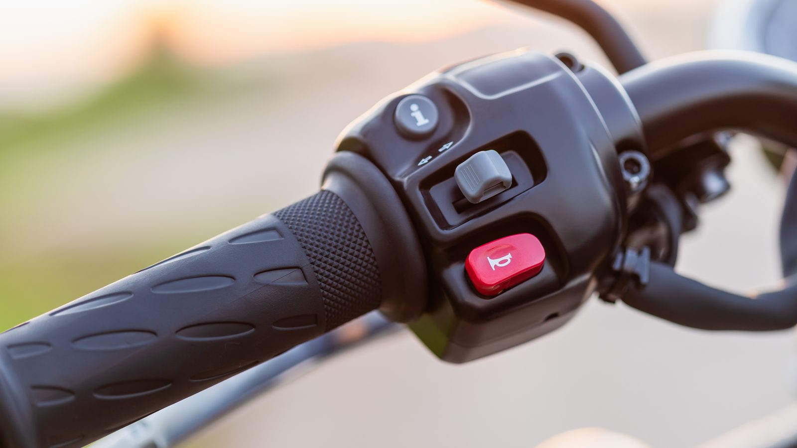 Gros plan du levier d'embrayage et de la poignée gauche d'une moto en lumière rasante