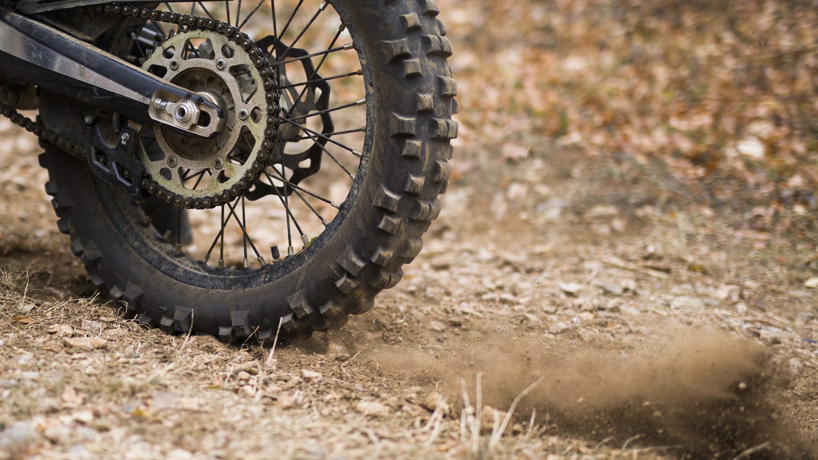 Gros plan sur le pneu à crampons d'une roue de motocross tout-terrain