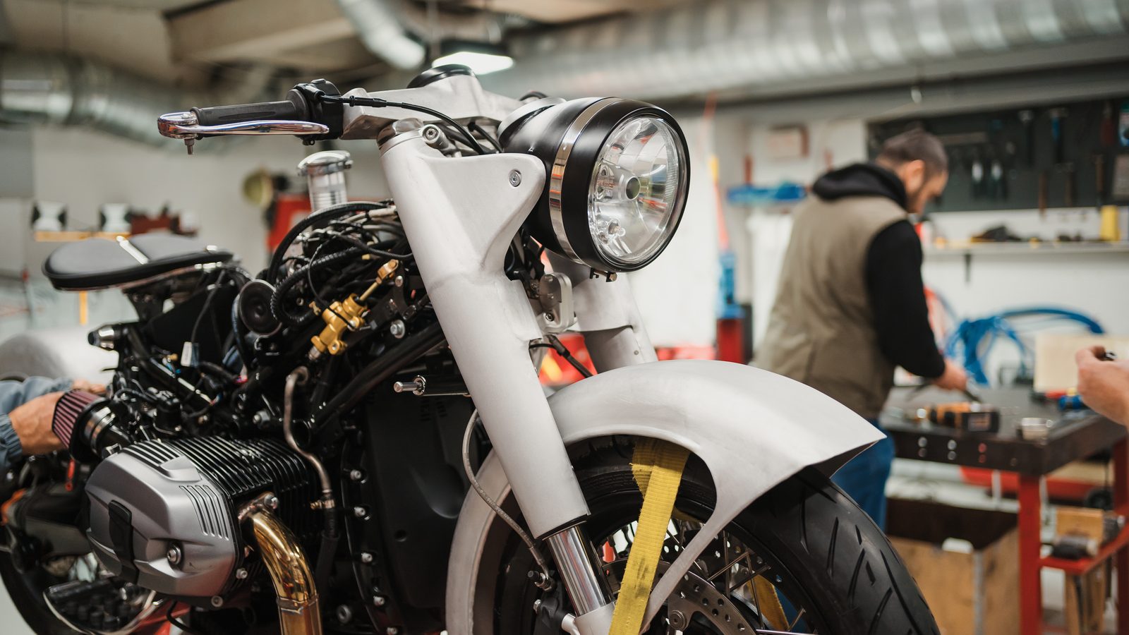 Moto posée sur béquille dans un atelier propre, prête pour sa première mise en route