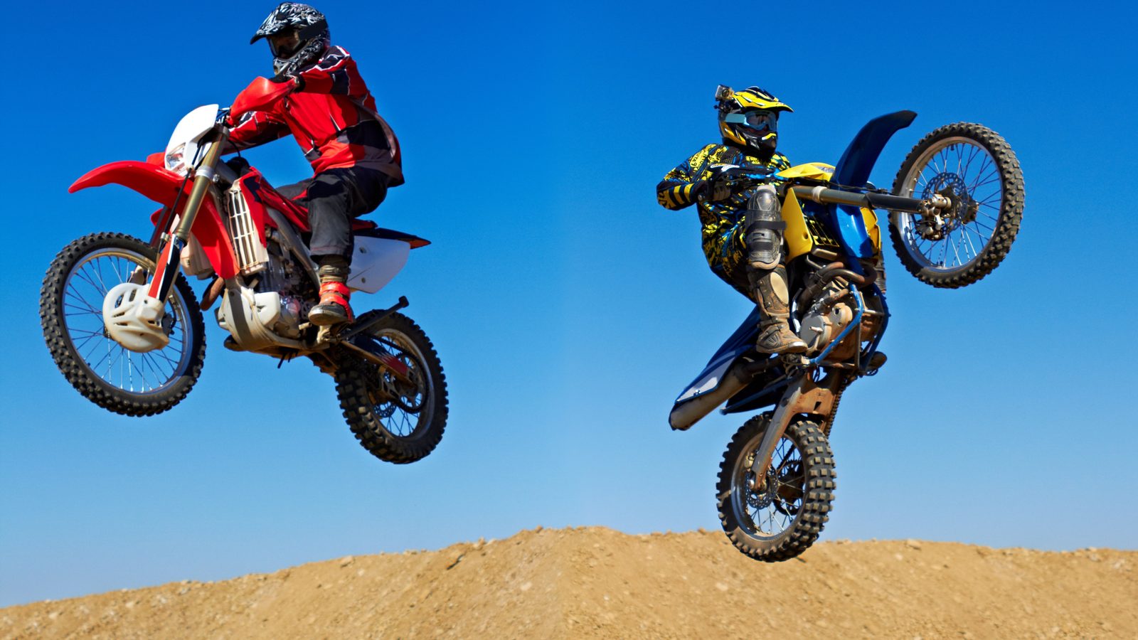 Moto tout-terrain en vol au-dessus d'une piste, zone de réception visible en contrebas