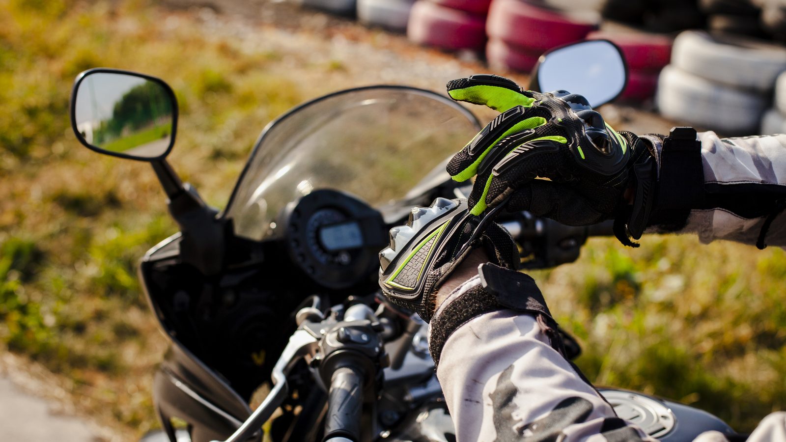 Pilote enfilant ses gants de protection avant de monter sur sa moto