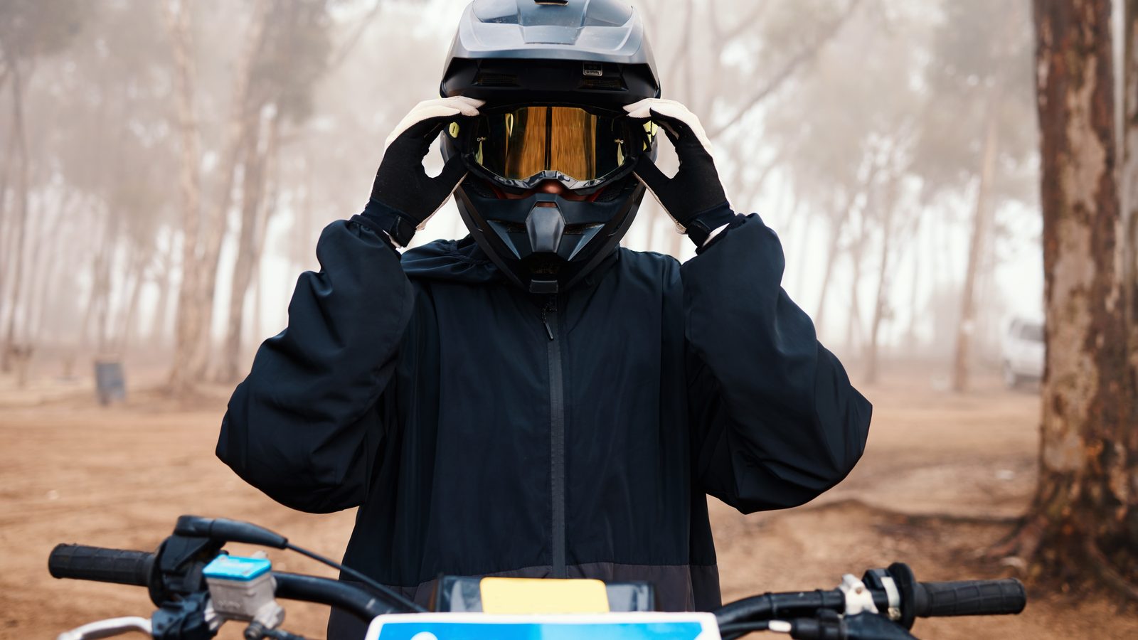 Pilote seul sur un chemin de terre en session d'entraînement, moto tout-terrain en mouvement