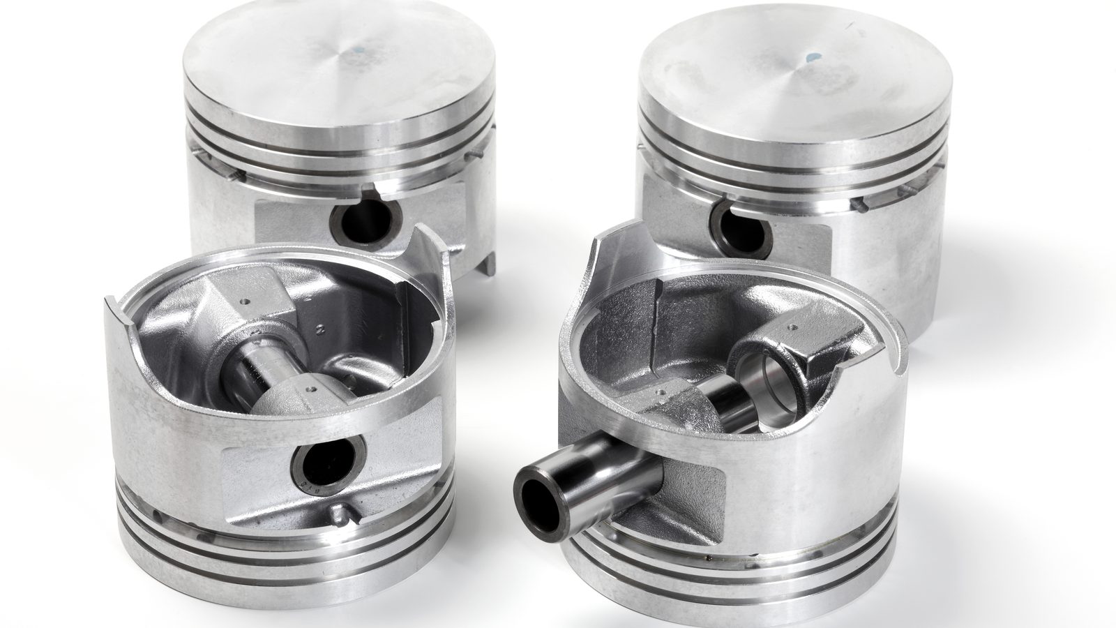 Piston de moteur en gros plan, gorges de segments et jupe visibles sur fond sombre