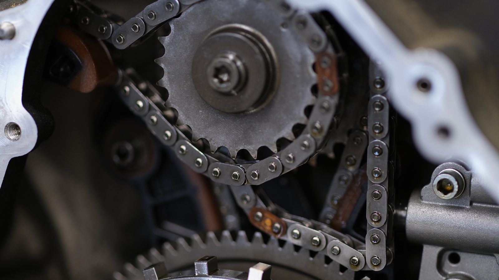 Roue arrière de moto avec couronne, chaîne et bras oscillant vus de côté