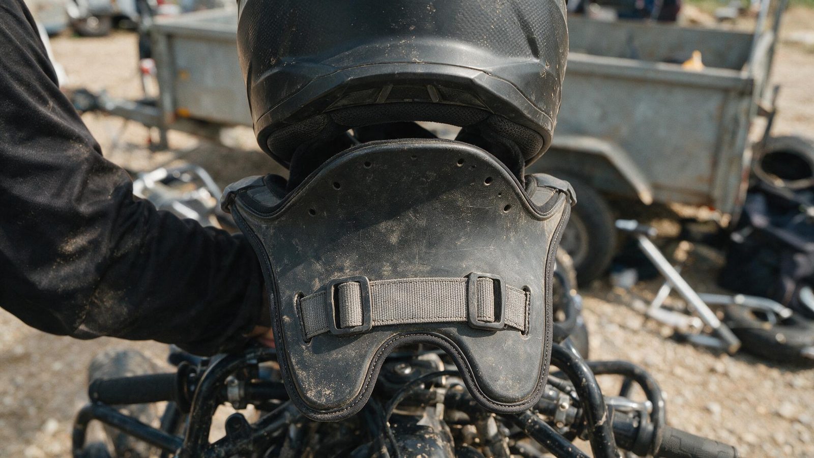 Vue arrière rapprochée d'une minerve, appui dorsal et jeu sous la base du casque